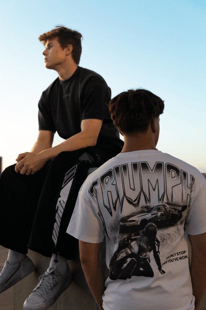 ◼️BOOTLEGGAERS◼️TRIUMPH 半袖Tシャツ: M Bamburgh Logo T-shirt in Navy |Casual Clothing